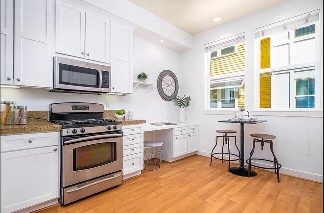 Upgraded Kithchen - 279 Cahill Park Dr