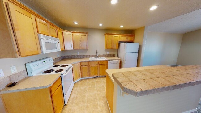 Foto del edificio - Updated Two Level Home in Sandy with Backyard. Pet Friendly
