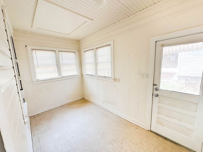 Building Photo - 3 bedroom house in Highland!