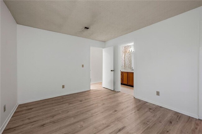 Foto del edificio - 1306 McClelen Way