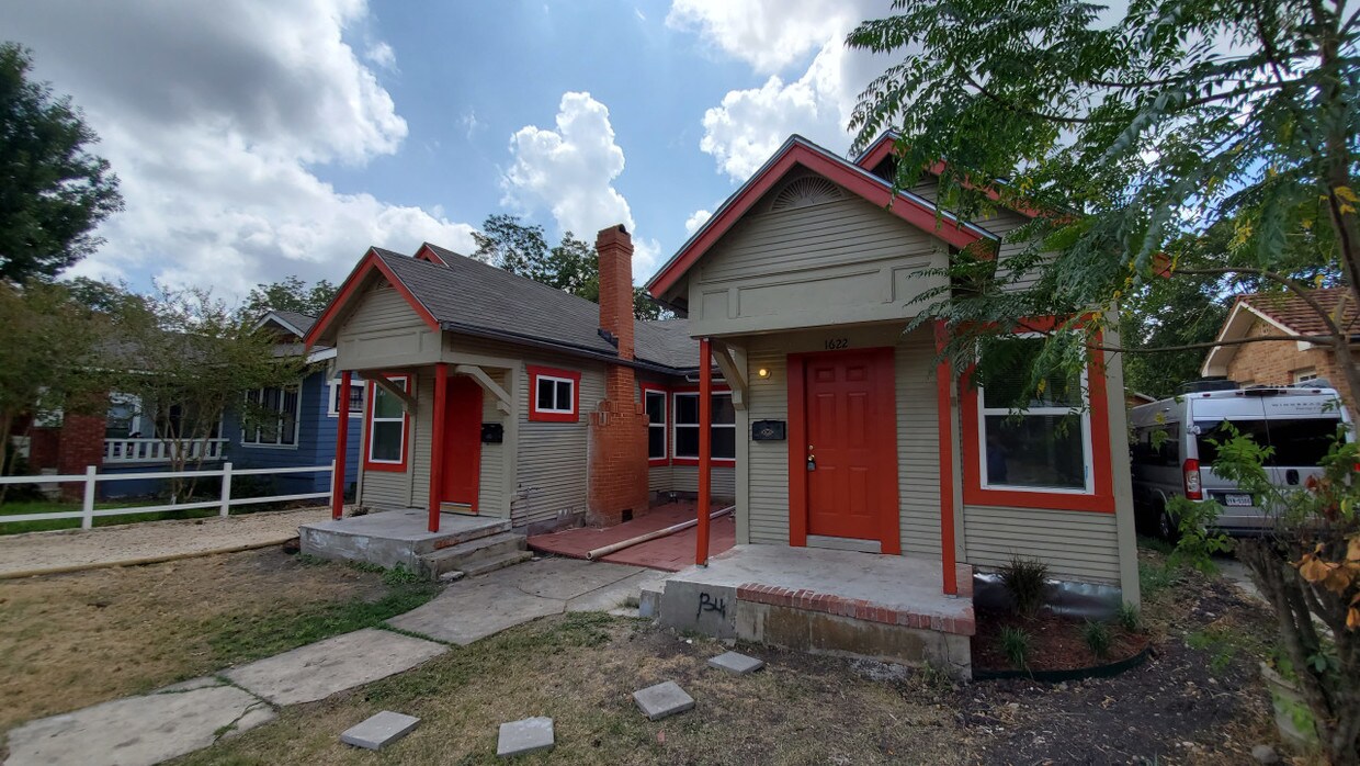 1622 W Mistletoe House for Rent in San Antonio, TX