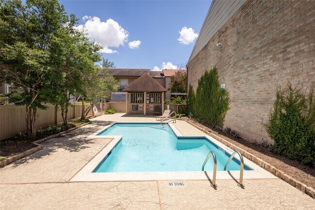 Foto del edificio - 2110 Wilcrest Dr