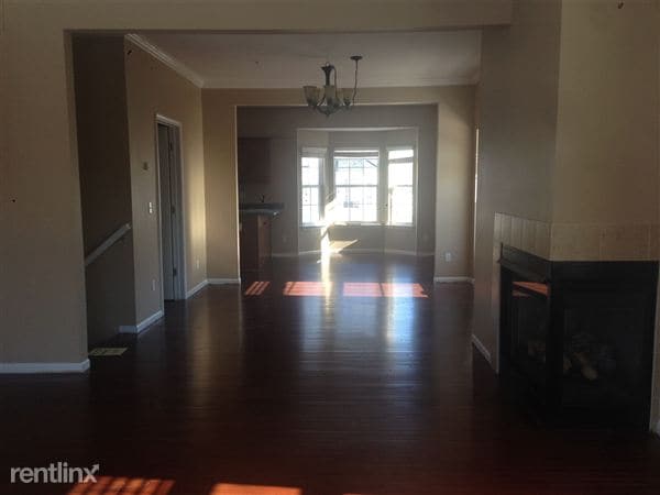 Building Photo - 22095 Parkview Dr