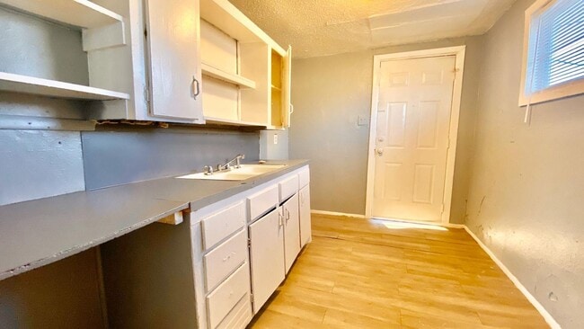 Building Photo - $0 First Month's Rent / $0 Deposit at Move-in