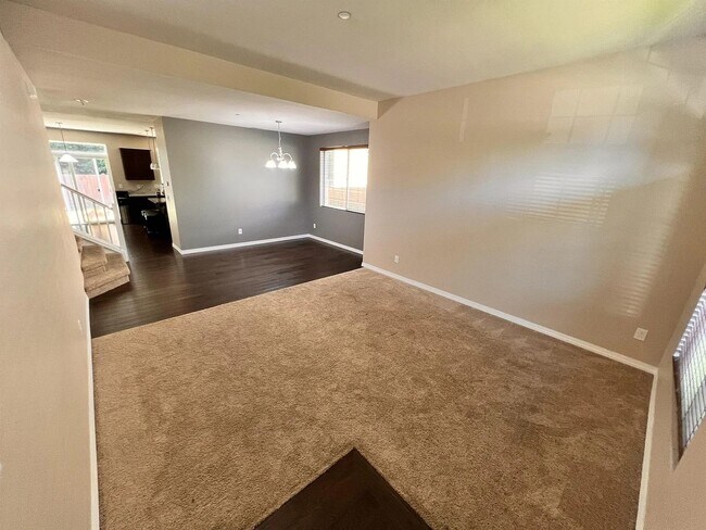 Foto del edificio - Beautiful Spacious 4bd 2bath Available Oct...