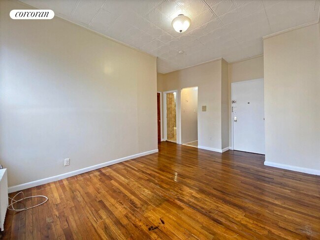 Foto del edificio - 351 W 51st St