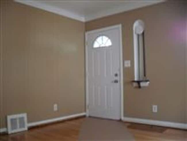 Building Photo - 3 Bedroom, 1 Bath Home Move-In Ready! Sec....