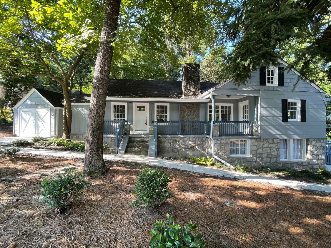 Foto principal - Spacious 2 Bedroom Home with Back Yard!