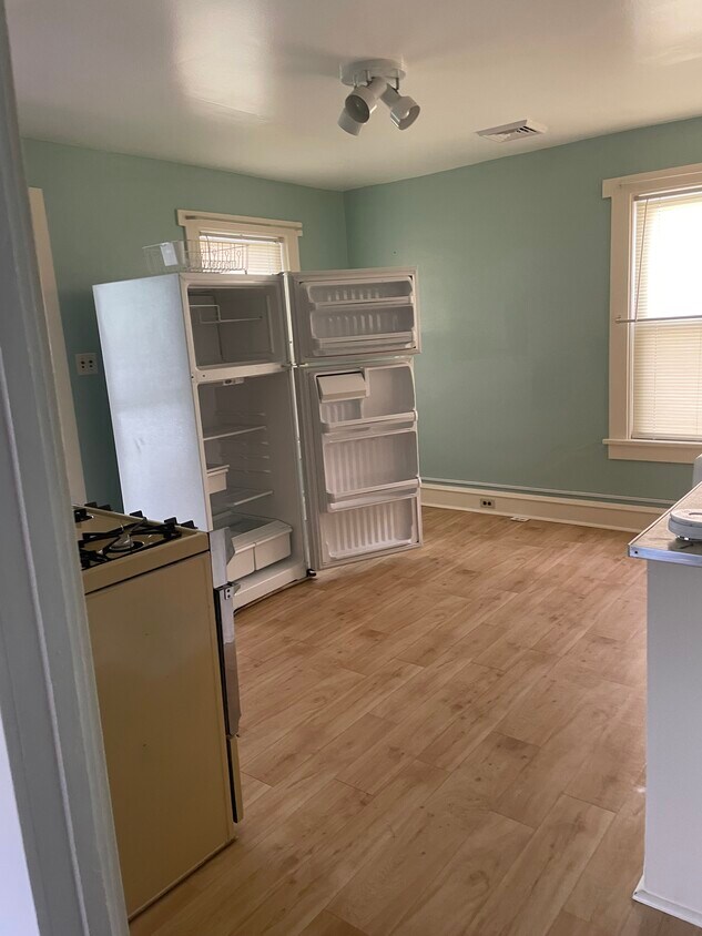 Cocina - 81 E Merritt St