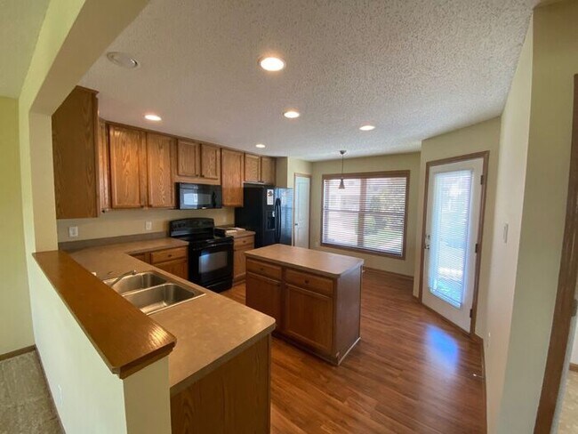 Building Photo - Large Townhome Available September 1, Open...