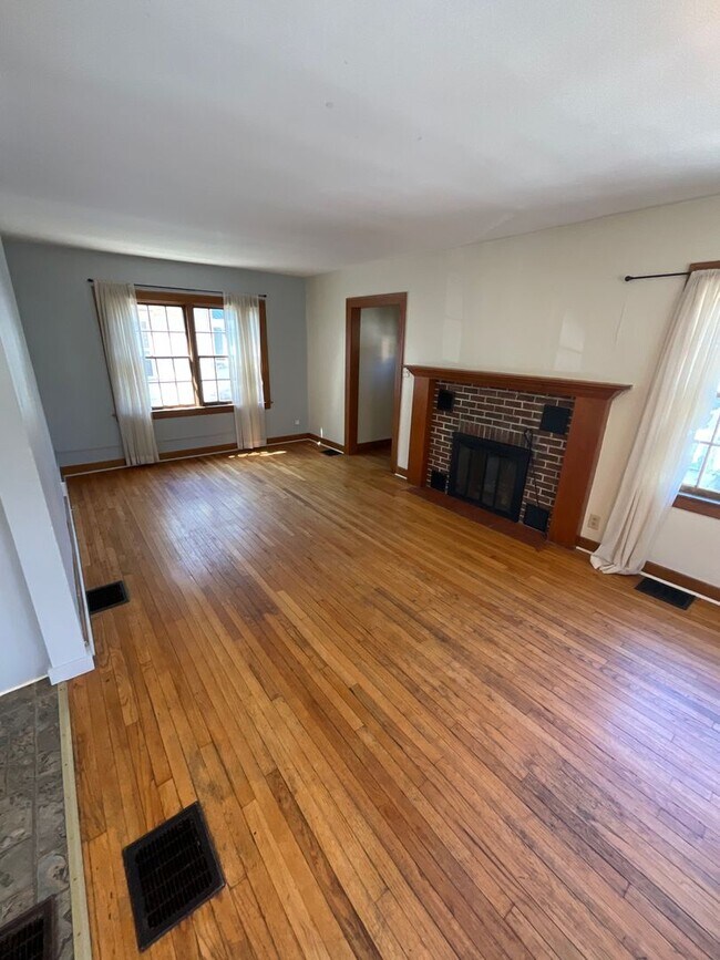 Foto del edificio - 5 Bed 2 Bath House Downtown!! **AVAILABLE AUGUST 2027**