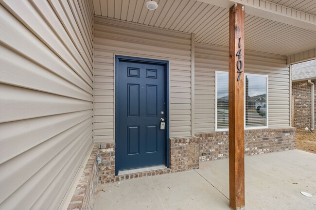 Building Photo - Spacious New Home! Make this house your home.