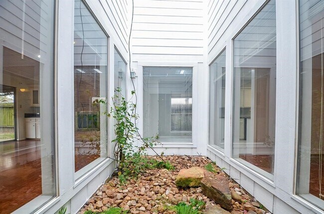 Foto del edificio - 15815 Boulder Oaks Dr