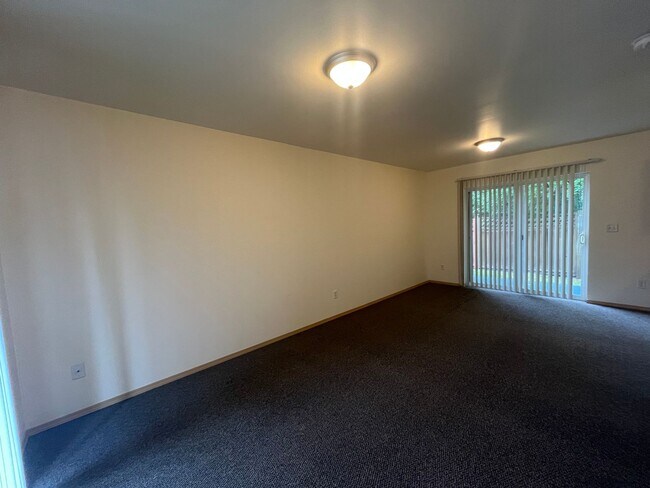 Foto del edificio - Townhouse Style Two Bedroom Apartment in B...