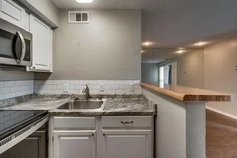 Building Photo - 2310 Bamboo Dr