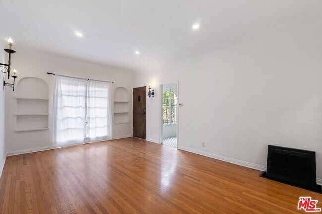 Foto del edificio - 512 N Sycamore Ave