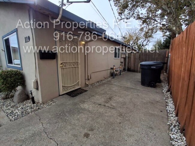 Foto del edificio - Central Roseville -Duplex 1 Bed, 1 Bath Duplex Large Fenced Yard, Gardener Included - No Laundry ...