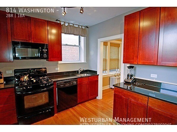 Building Photo - Central Oak Park Condo