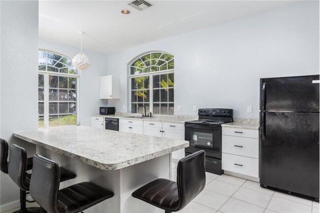 Building Photo - 907 SW 37th Ct