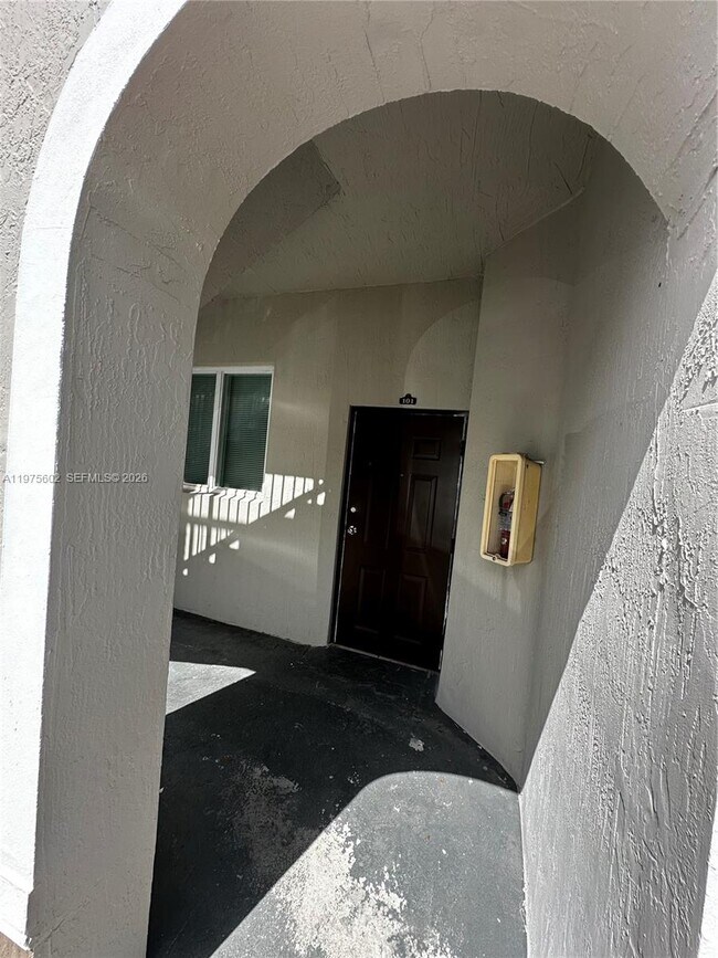 Foto del edificio - 1661 SE 28th St