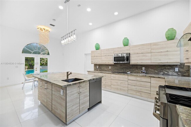 Foto del edificio - 12300 Old Cutler Rd