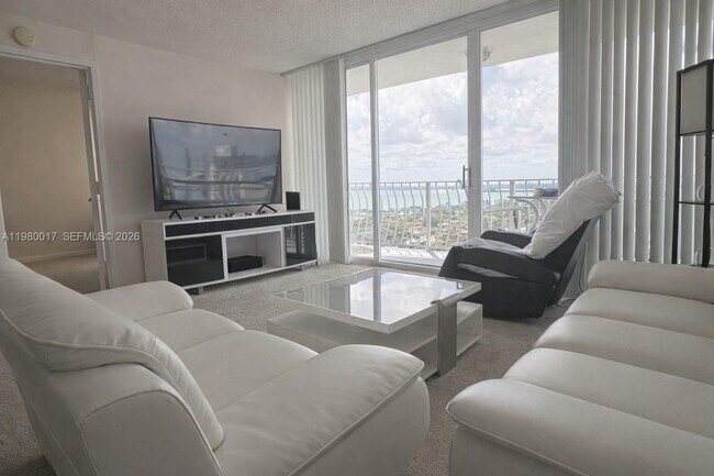 Foto del edificio - 7601 E Treasure Dr