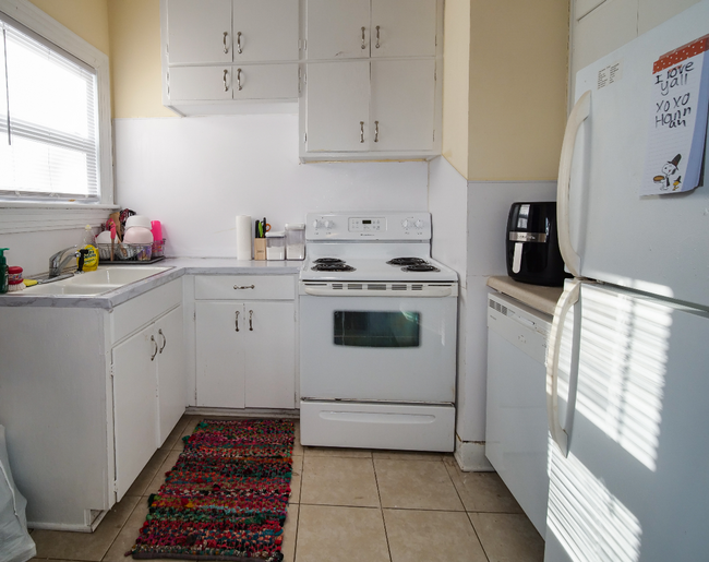 Building Photo - 2 bedroom Grid House for rent!