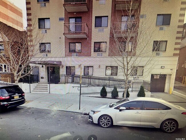 Foto del edificio - 141-16-141-84 84th Dr