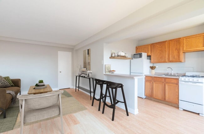 Building Photo - 855 Hinman Ave