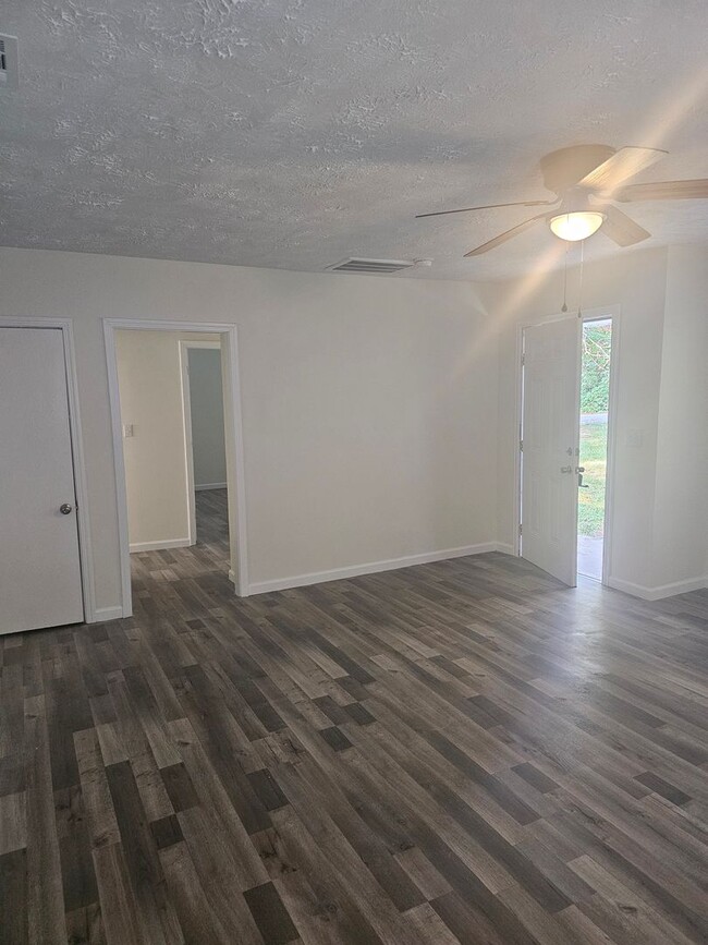 Building Photo - Totally remodeled 2BR