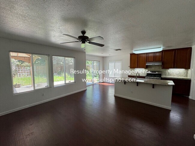 Foto del edificio - Roseville 4 Bedroom Beauty with Bonus Room!