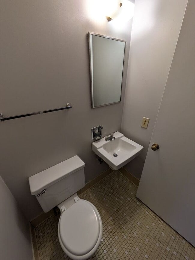 Building Photo - 2BD/1.5BA Unit in Hickory