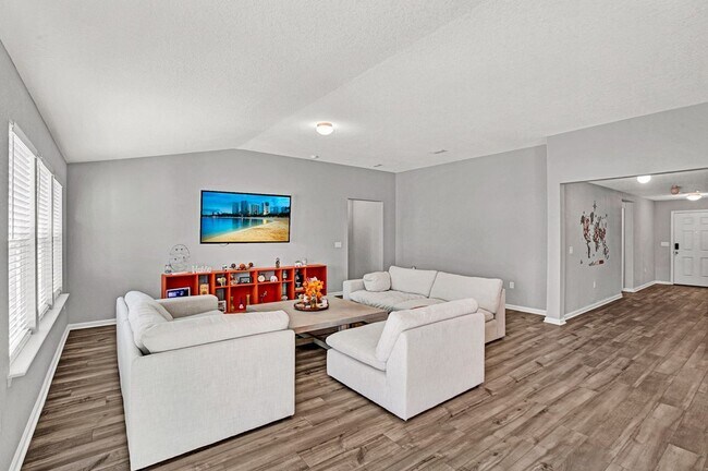 Building Photo - Move-In Ready 4BR Home. Split Floor Plan. 2-Car Garage & Pet Friendly!