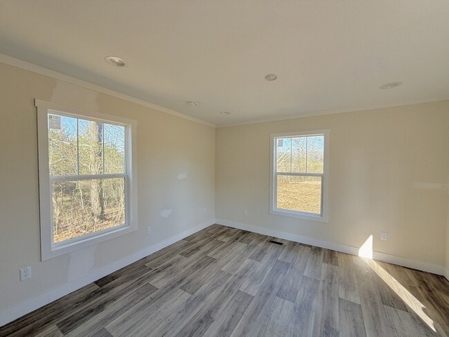 Building Photo - 719 Peyton Rd