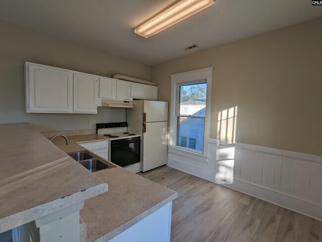 Foto del edificio - 3121 Rosewood Dr