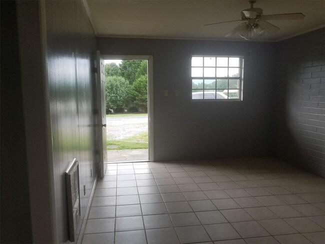 Foto del edificio - 442 LaFayette Rd