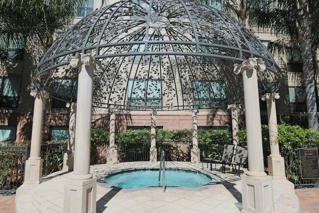Foto del edificio - Fully Furnished Sugar Land Town Square Condo – Some Utilities Included