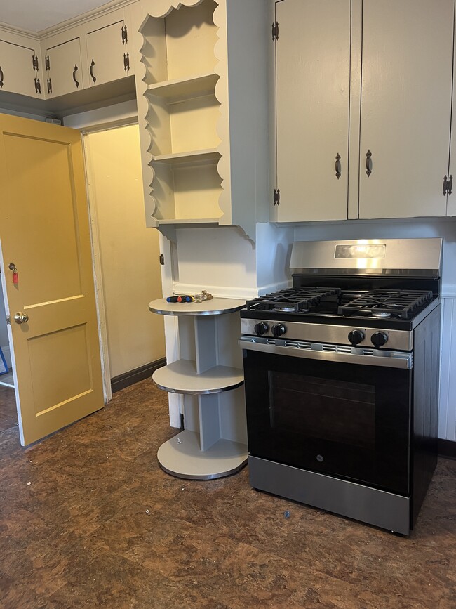 kitchen new stove - 581 Woonasquatucket Ave