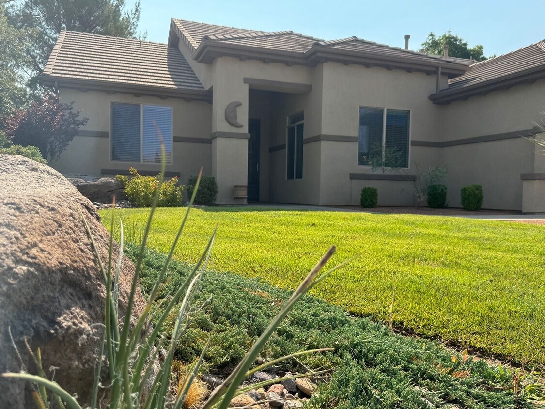 Foto principal - Single Level 3 Bedroom Home. Pet Friendly!