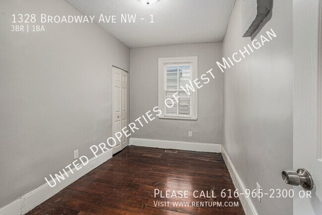 Building Photo - Available Now | 3 Bedroom 1 Bath Aparment ...