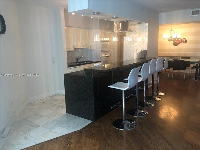 Foto del edificio - 4779 Collins Ave