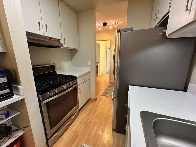 Foto del edificio - Bright Furnished 1BD/1BA Near UC Berkeley – Quiet, Updated & Move-In Ready