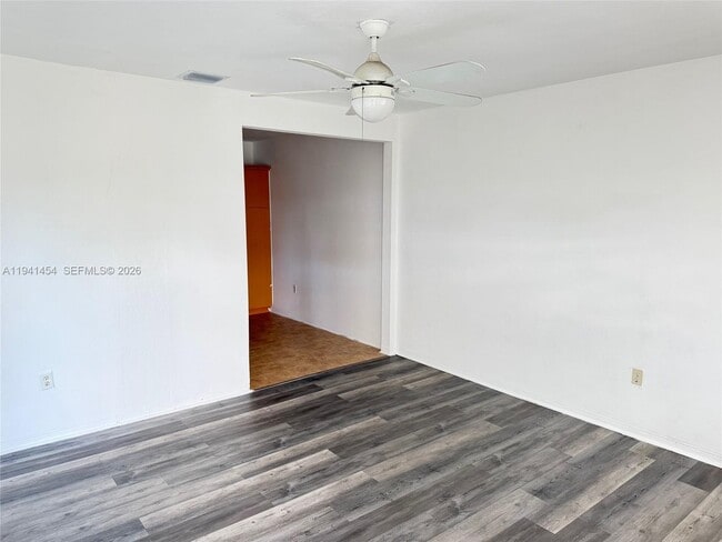 Foto del edificio - 5817 NW 37th St