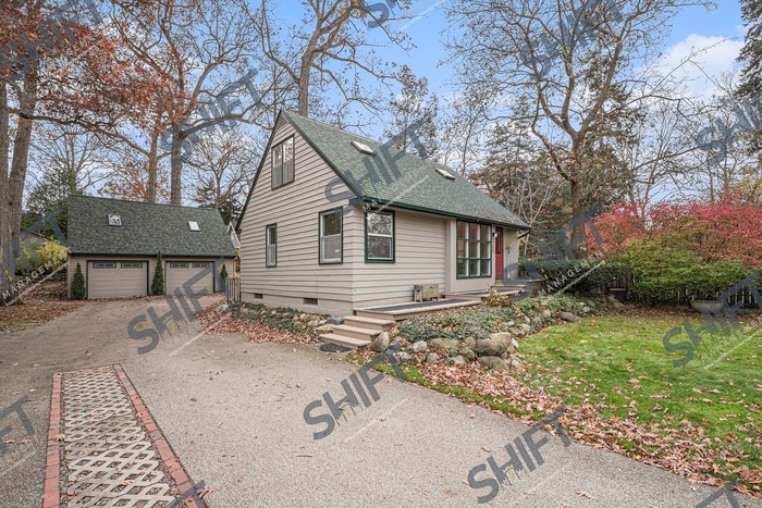 Primary Photo - 2146 Lansing - Charming 2 bedroom home in ...