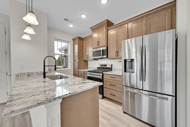 Building Photo - $2,250 - 2 Bed,1 Bath, Updated townhome in...