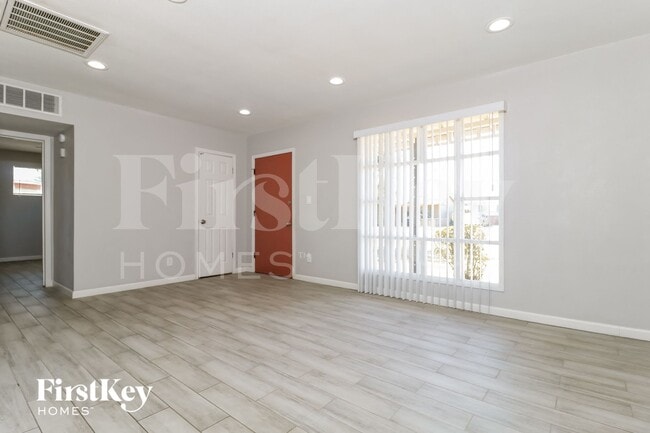 Foto del edificio - 2735 W Royal Palm Rd