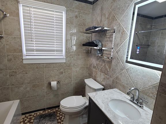 Foto del edificio - This is a completely renovated furnished p...