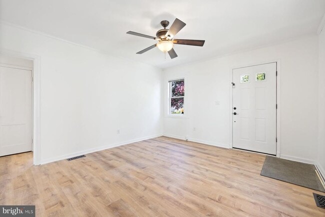Building Photo - 913 S Oak St