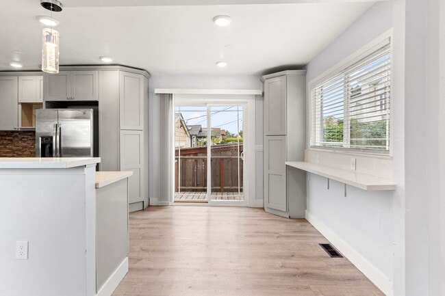 Building Photo - Freshly Remodeled 4 Bedroom Duplex Unit Lo...