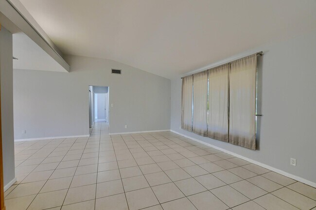 Building Photo - 1353 SE 7th Ct